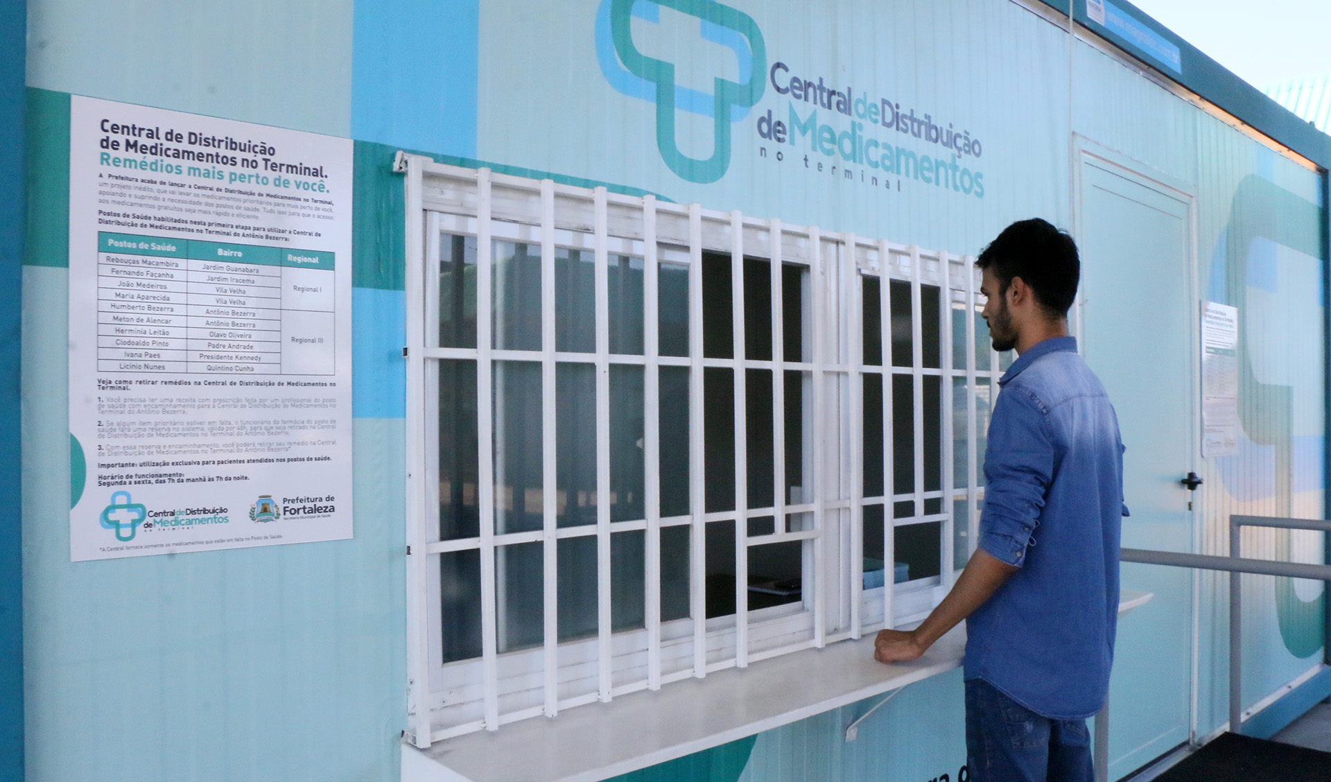 pessoa sendo atendida na central de medicamentos